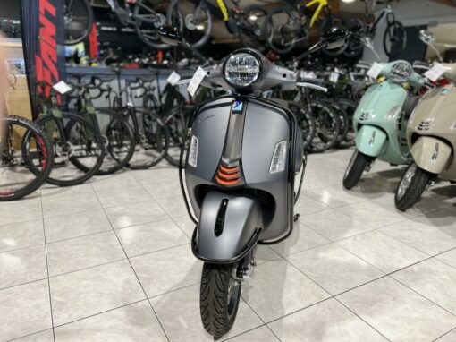 Vespa GTS 300 2023> Front Perimeter Bar Black - Keyless models