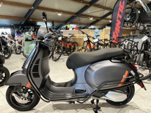 Vespa 300 HPE 2023>Rear Perimeter Bars Black - Keyless models - Image 3