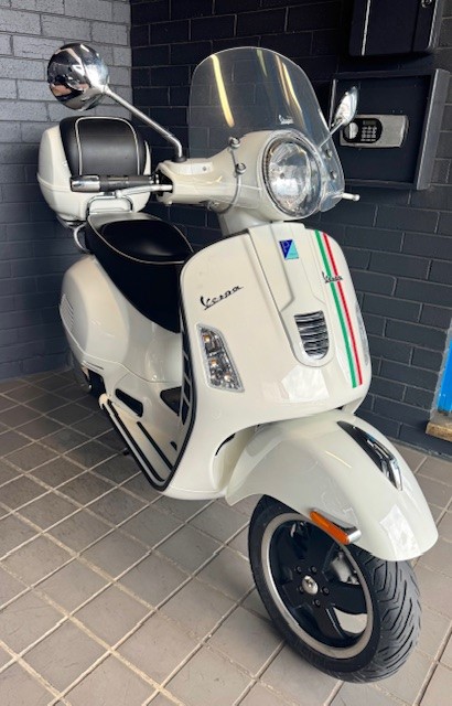 2013 Vespa GTS 300 Super - Image 7