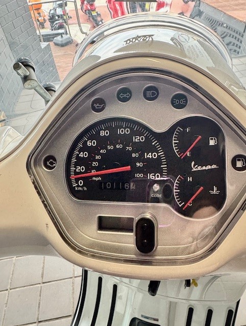 2013 Vespa GTS 300 Super - Image 6