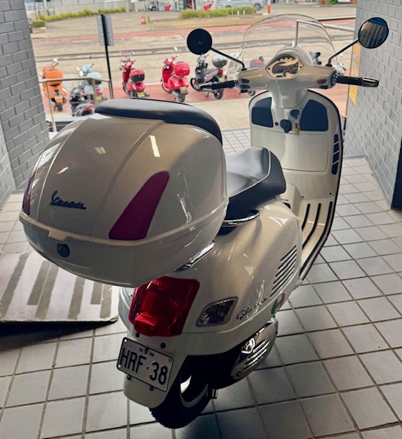2013 Vespa GTS 300 Super - Image 4